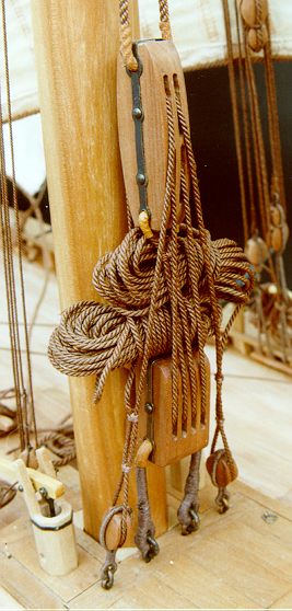 Palan de drisse de l'arbre de mestre (grand m&acirc;t)